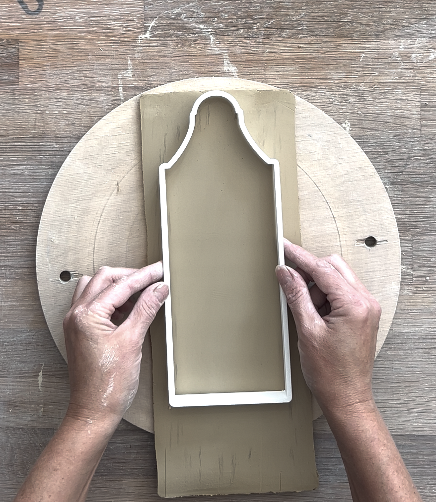 Lichthaus wird mit einem Clay Cutter aus einer Tonplatte ausgestochen